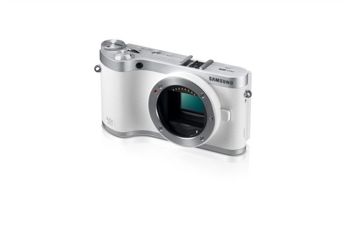 NX300_014_Dynamic09_white