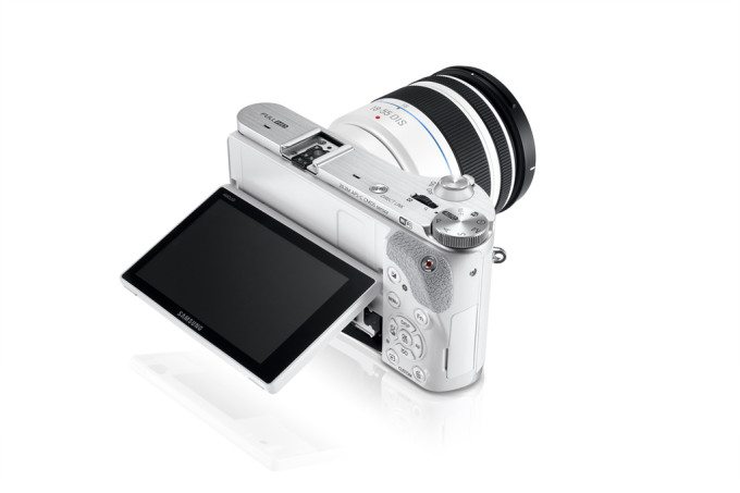 NX300_016_Dynamic11_white