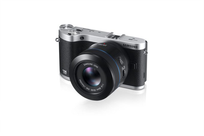 NX300_018_Dynamic11_black