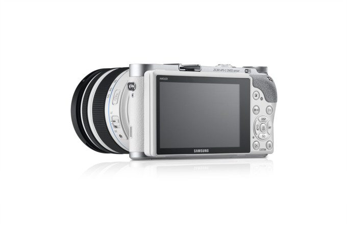 NX300_020_Dynamic15_white