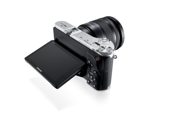 NX300_021_Dynamic14_black