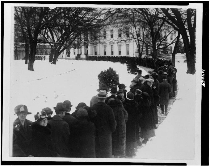 [Crowd waiting in line outside of White House for New Year reception]