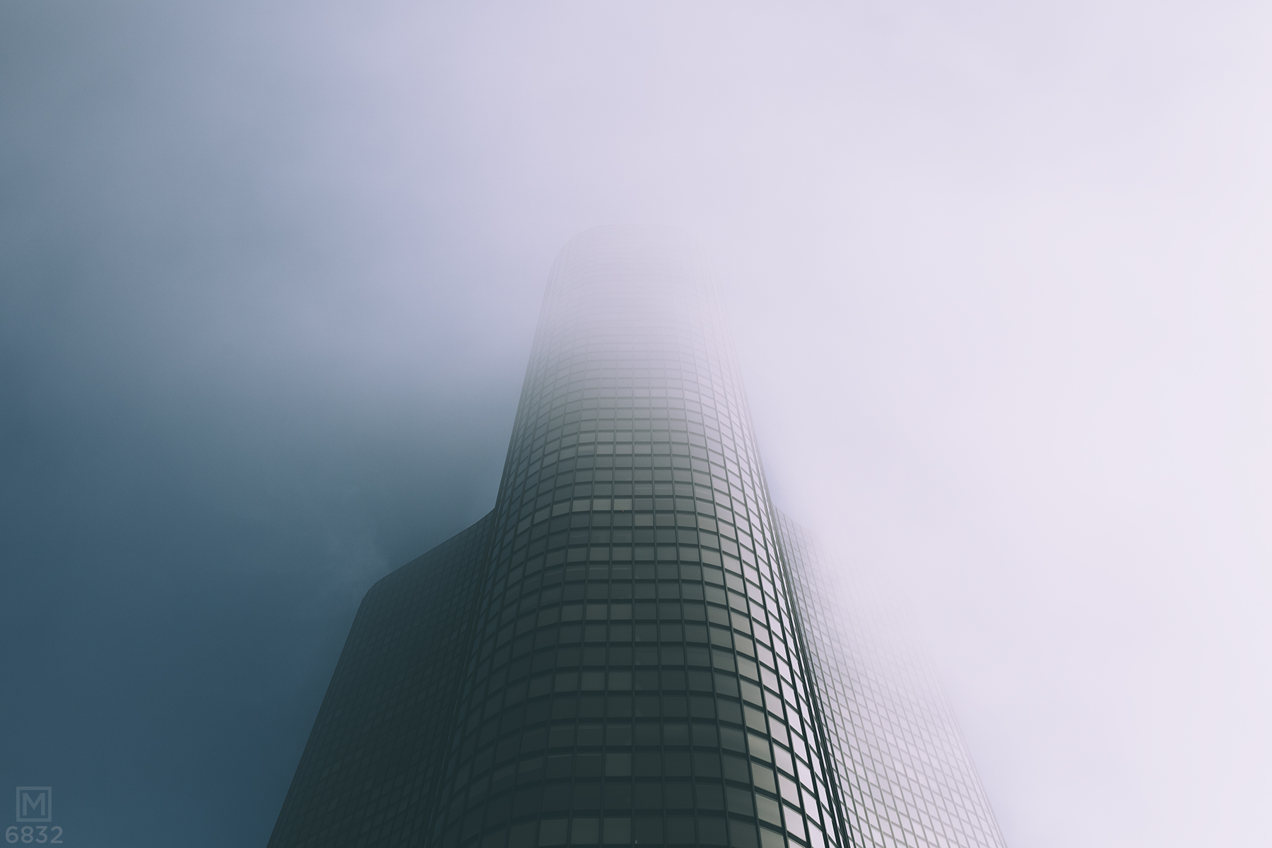 Утро снизу. Здание в тумане. Небоскребы вид снизу. Небоскребы Эстетика. Высотки в тумане.