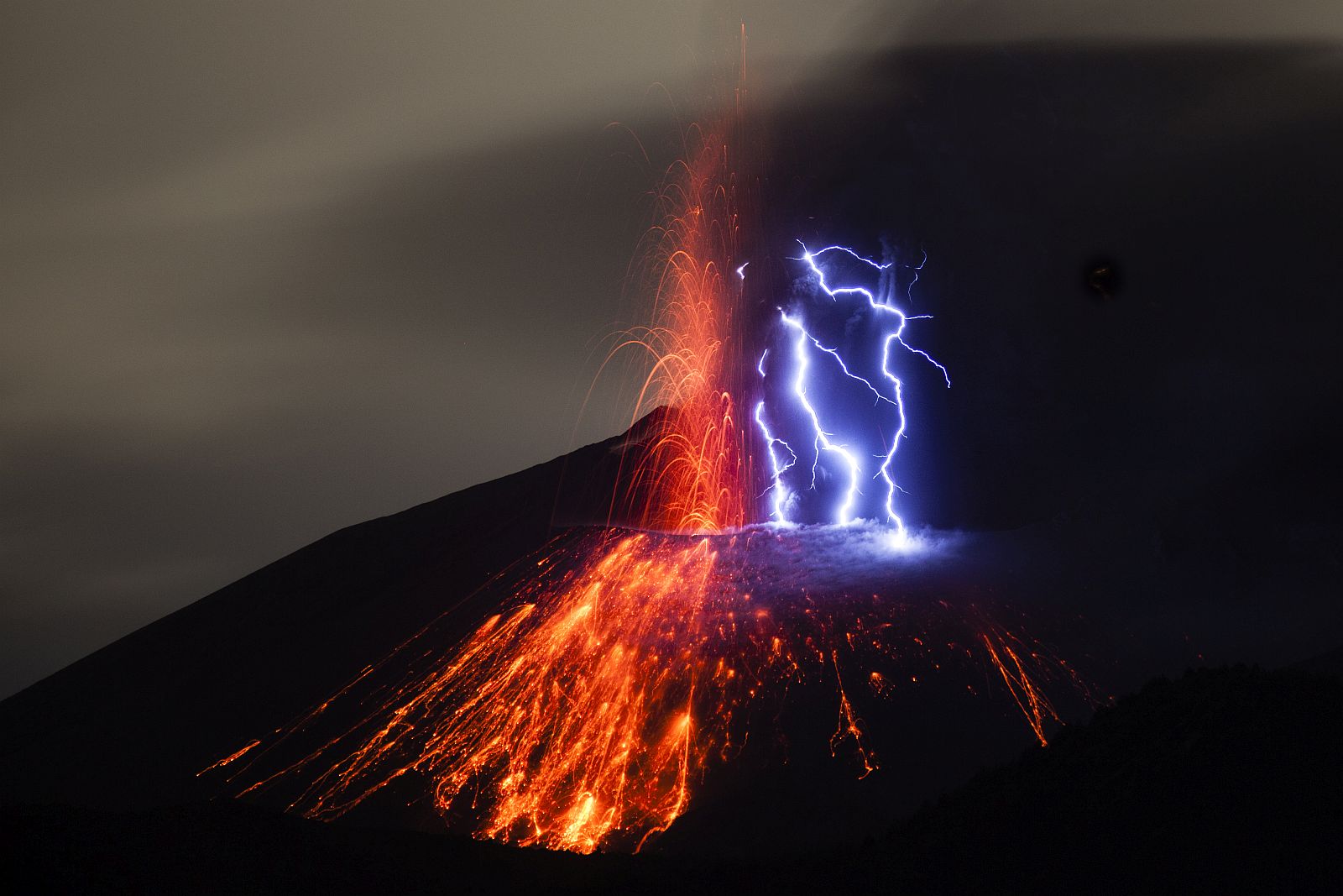 Какой самый крупный вулкан. Вулкан Сакурадзима. Извержение вулкана. Вулкан семеру извержение. Вулкан Сакурадзима Япония молния.