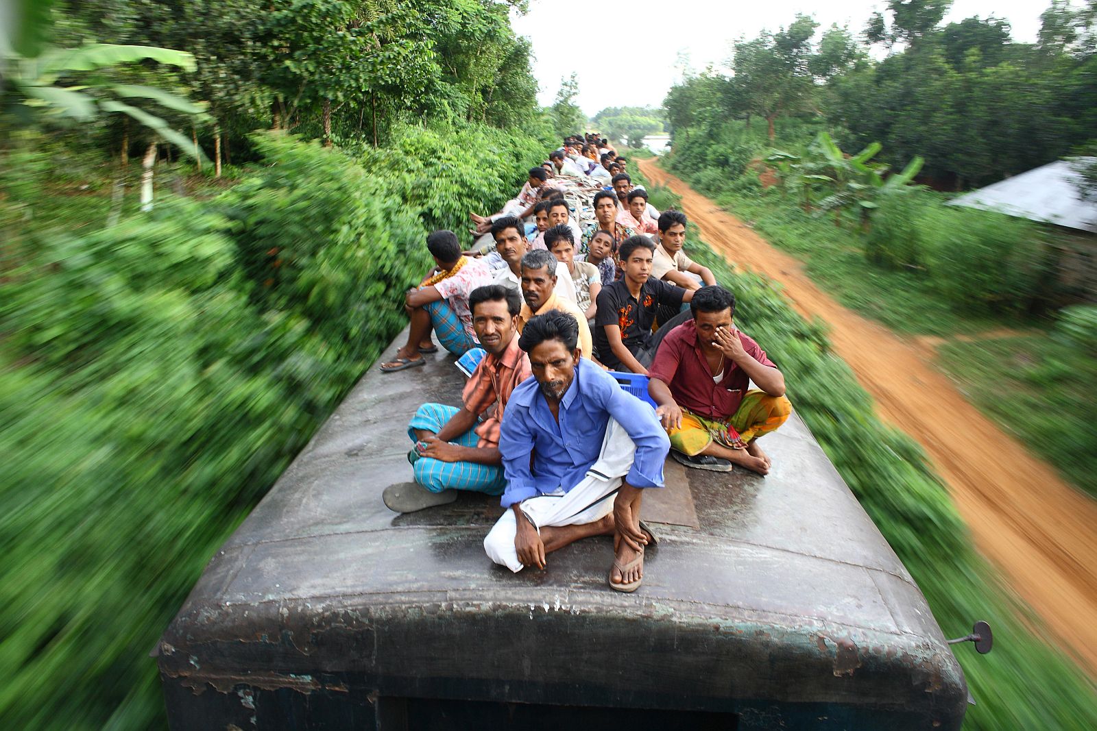 Dangerous travelling. Поездка на работу. Поездка в Бангладеш. Люди в путешествии.