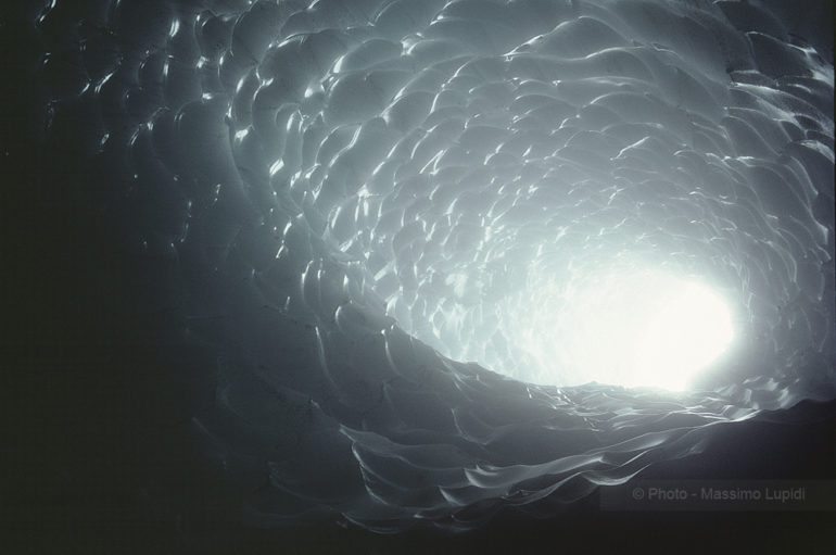 Ice cave in Kverkfjoll_Iceland