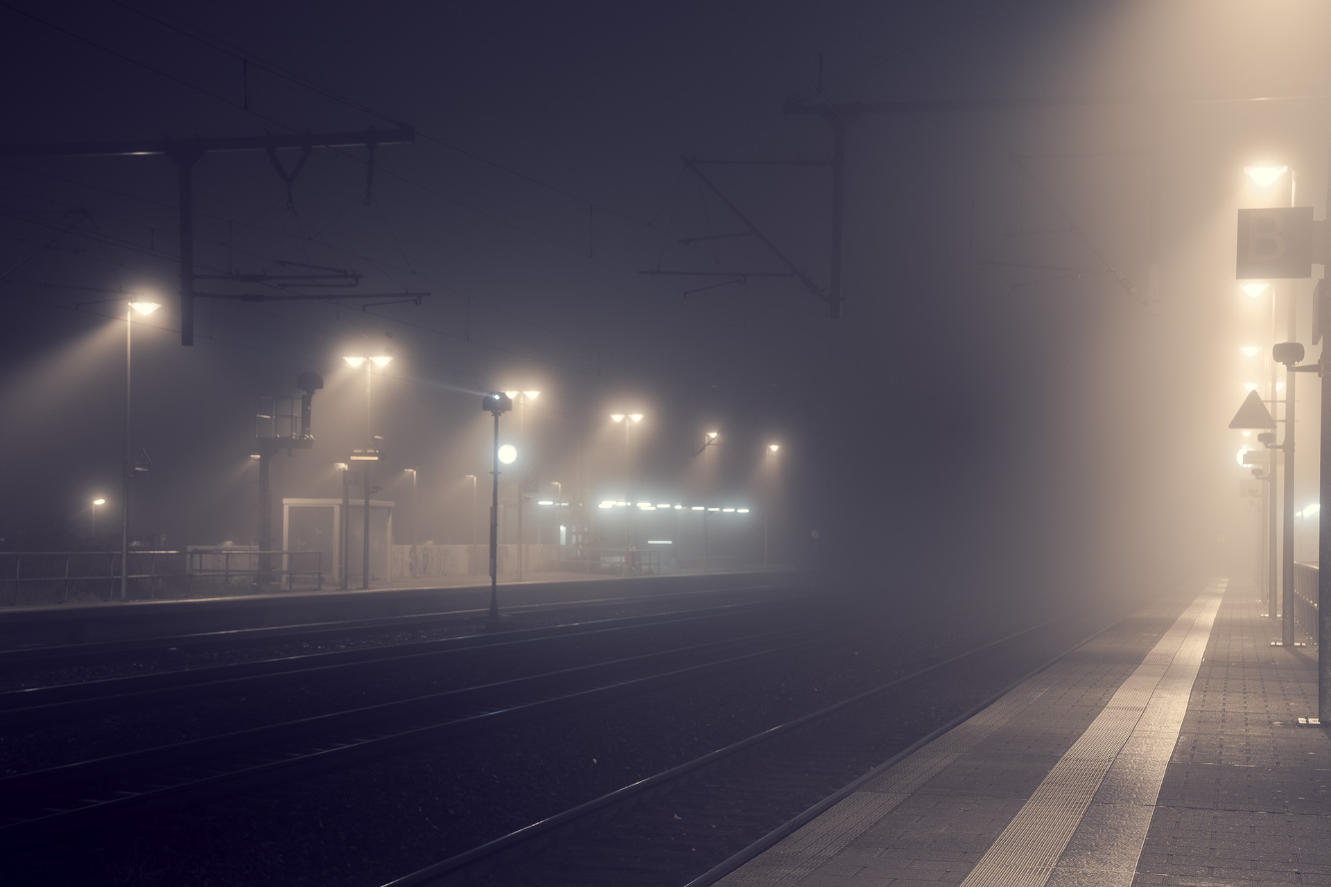 Город туман вечер. Город в тумане. Туман ночь город. Улица в тумане. Ночная улица в тумане.