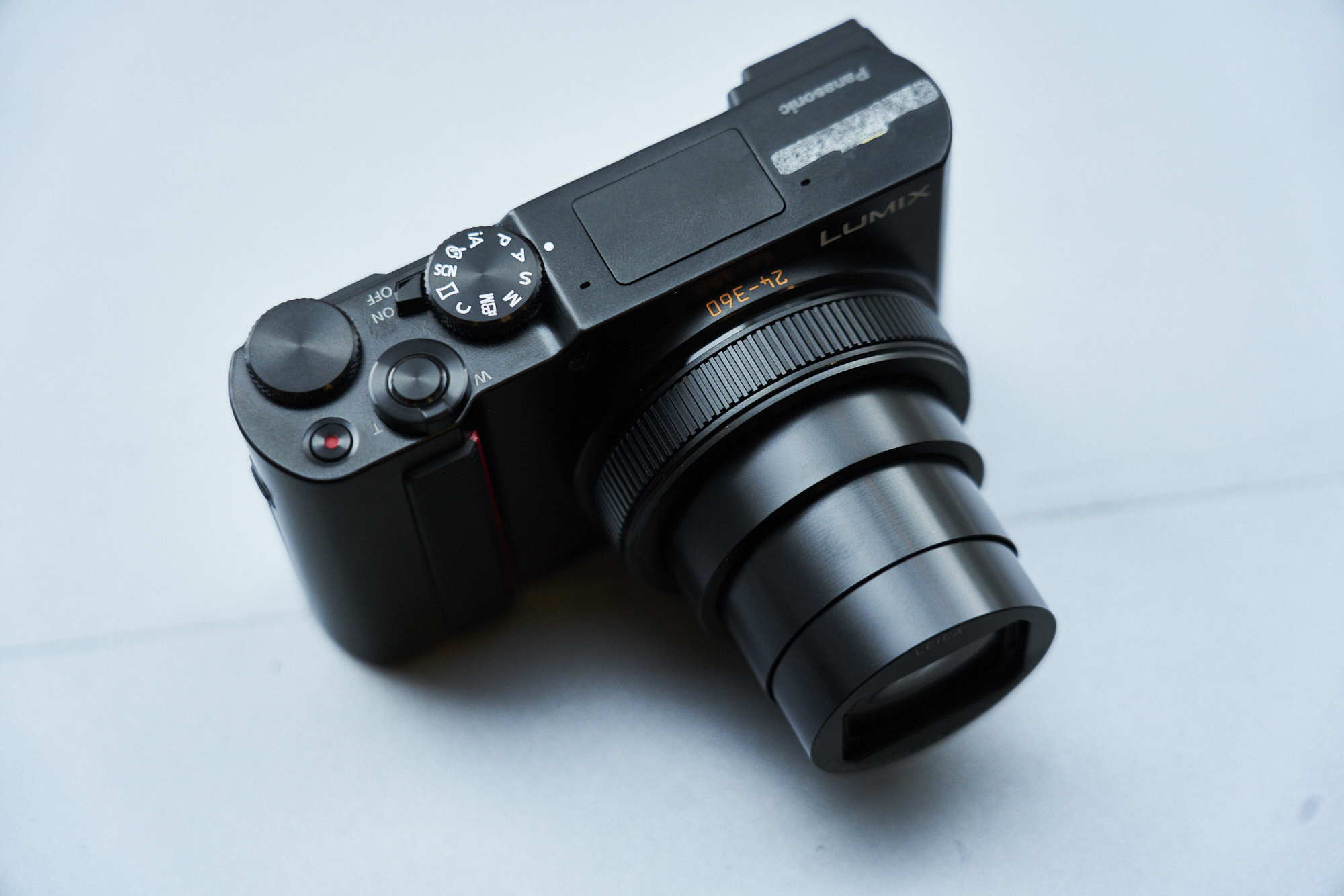 Losjes Plotselinge afdaling uitdrukking This Panasonic ZS200 is Looking to Tackle the Sony RX100 Series