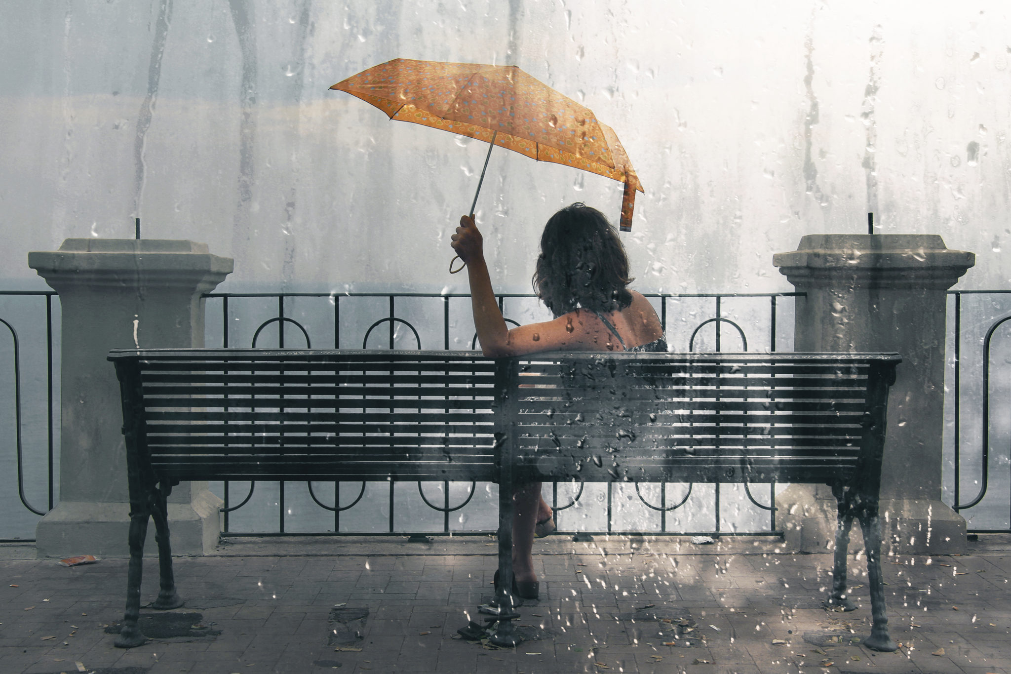 Долго ждали дождь. Алессио Треротоли. Девушка под дождем. Дождь одиночество. Одинокая девушка под дождем.