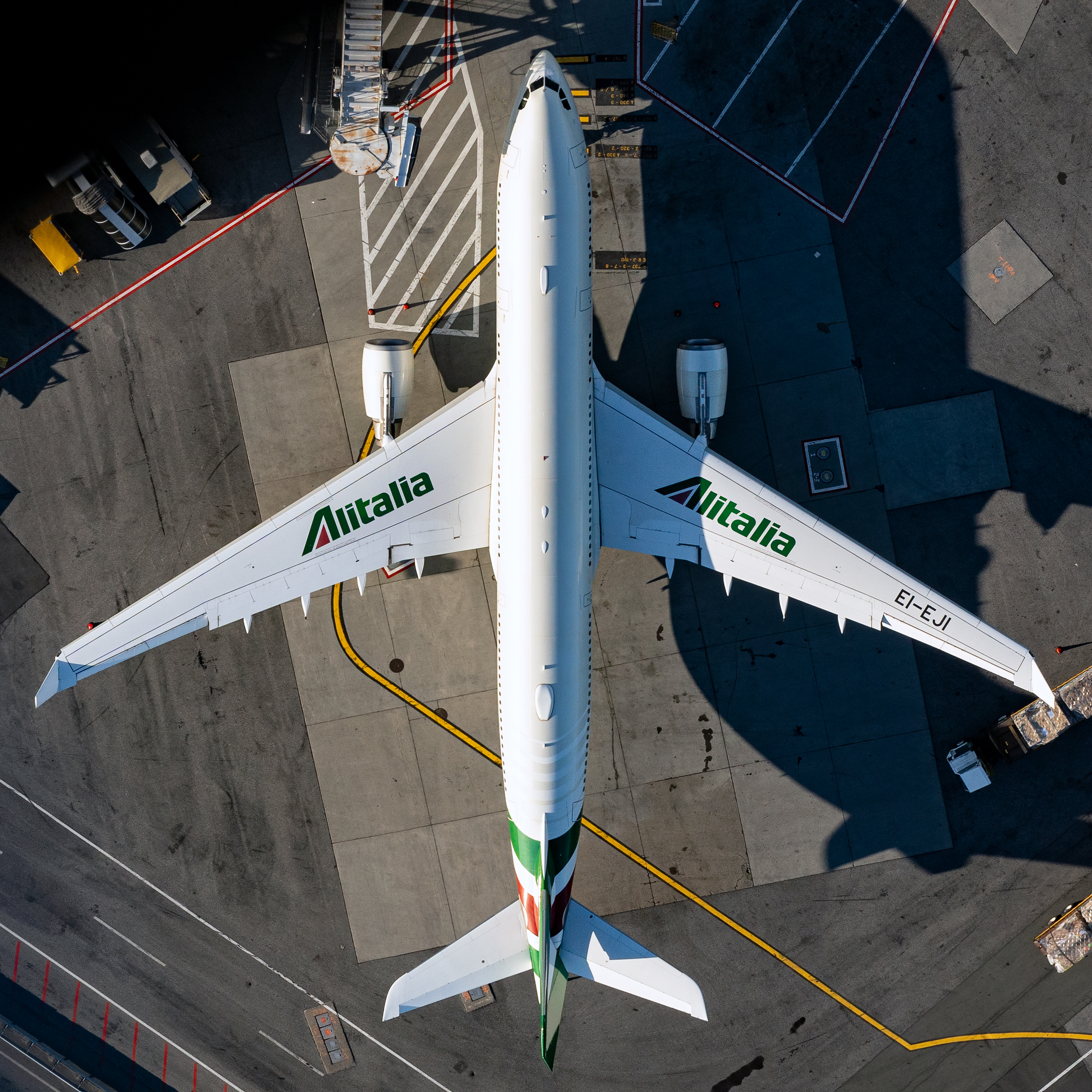 Copy-of-Alitalia-Airbus-A330-202-EI-EJI-2