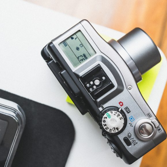 Top view of the Canon PowerShot G1. Image Credit: Alberto Lima for ThePhoblographer.com