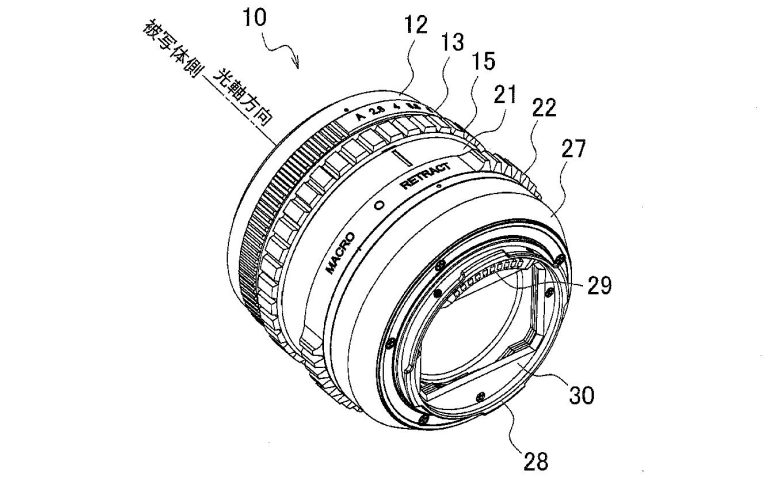Technical drawing of a camera lens with labeled parts and Japanese text indicating directions.